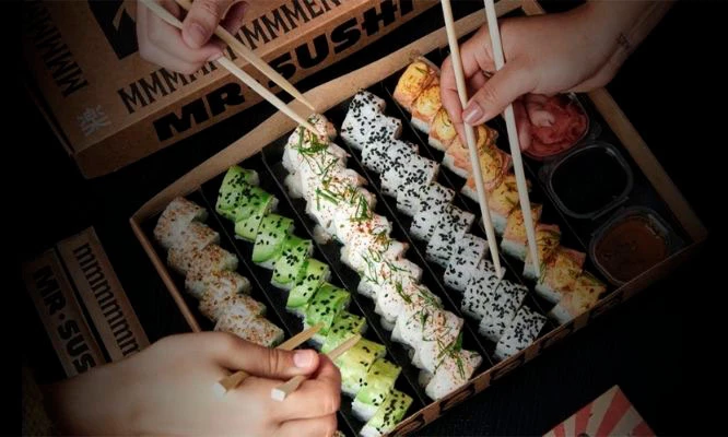 MAKIS:  50 makis a elección + 12 alitas . Consumo en el local, recojo o delivery