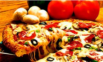 Pizza familiar a eleccion 4 empanadas de hojaldre pan al ajo bebida