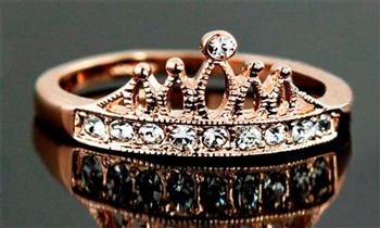 Anillo modelo corona enchapado en oro rosa de 18K