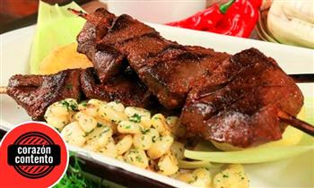 Porcion de anticuchos choclo papas sancochadas en Corazon contento - Surco