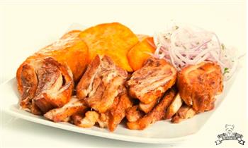 ¡Riquisimo! 1/2 Kg o 1 Kg de chicharron camote panes salsa criolla