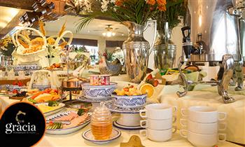 Desayuno buffet con quesos embutidos dulces y mucho mas