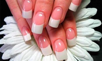 Uñas acrilicas y manos de muñeca