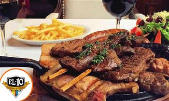 parrila simple papas fritas ensalada botella de vino en el 10 Carnes y Vinos