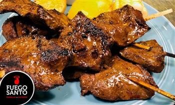 Porcion de anticuchos choclo papas sancochadas bebida para 1 o 2 personas