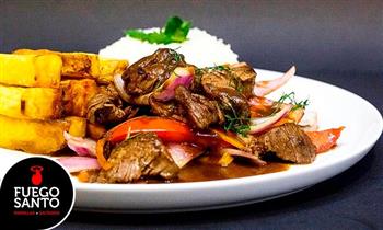 lomo saltado pollo saltado o anticucho saltado bebida en Fuego Santo
