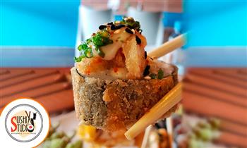 20 suculentos cortes de makis Yakimeshi de pollo nikkei bebida cortesia y mas