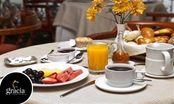 Desayuno buffet con quesos embutidos dulces y mucho mas