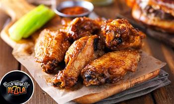 porcion de 6 alitas papas bebida de la casa en la Buena Mezcla