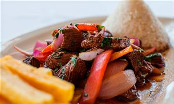 ¡Pidelo ya! Delicioso lomo saltado con papitas crocantitas de Twin Chickens