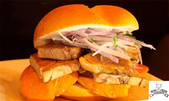¡Riquisimo! Pan con chicharron camote salsa criolla