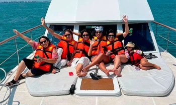 Almuerzo Buffet en Yate en Altamar + Paseo en La Punta con Bavaria Yacht