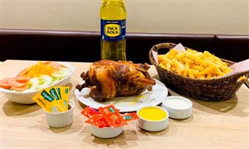 Delicioso pollo a la brasa papas fritas ensalada gaseosa y delivery de Twin Chickens