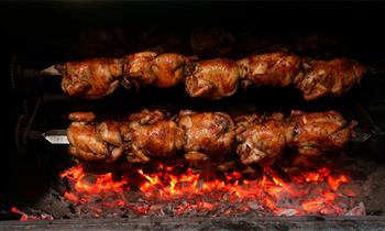 Pollo a la leña papas fritas ensalada gaseosa de 15 LT