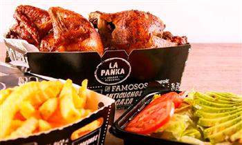 Pollo entero a la brasa papas ensalada en La Panka
