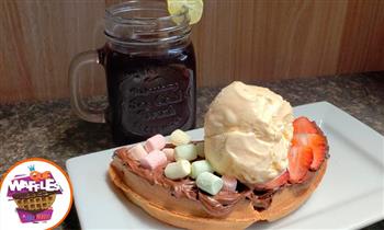Waffle con topping de Nutella Fresas Marshmallows y una bola de helado chicha