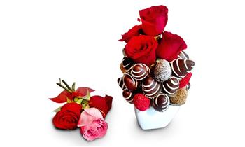 Arreglo con rosas rojas y deliciosos bombones de fresas con D'tallos