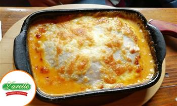 Pan al ajo Lasagna tallarines con Huancaina y hamburguesa 2 copas de Vino o bebidas