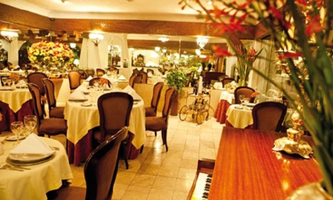 Noche en habitación matrimonial o suite con hidromasaje o jacuzzi + desayunos y más.