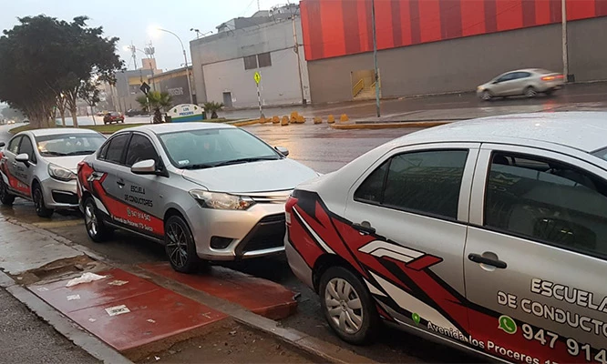 CLASES DE MANEJO: 2, 4 o 10 hrs  auto mecánico o automático + material teórico + simulacro