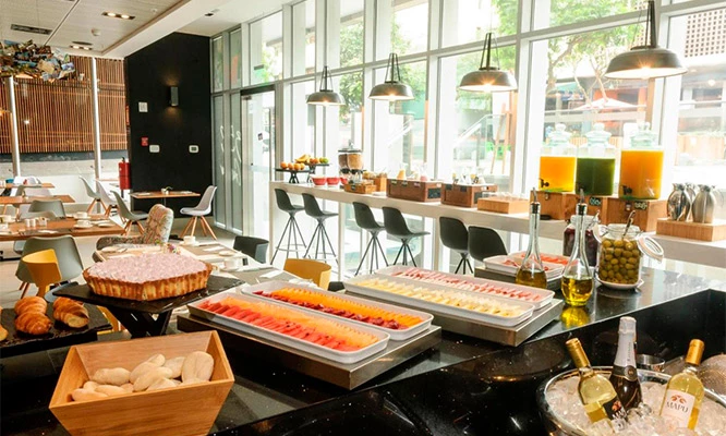 DESAYUNO BUFFET: Jugos, frutas, cereales, panes, opciones calientes y mas