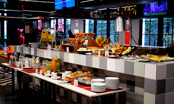 Desayuno Buffet: jugos, yogurt, café, sándwiches y más en Radisson Red