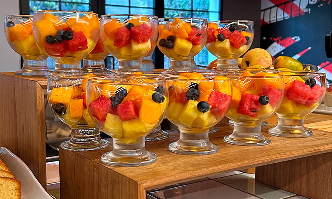 Desayuno Buffet: jugos, yogurt, café, sándwiches y más en Radisson Red