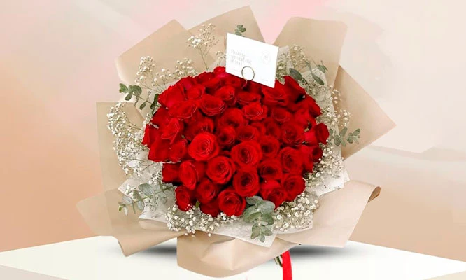 Box de 12 Rosas + Corona + Pines brillantes + Dedicatoria prediseñada con opción a delivery