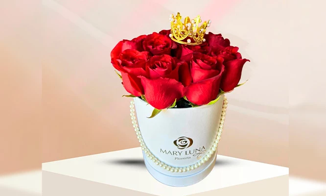 Box de 12 Rosas + Corona + Pines brillantes + Dedicatoria prediseñada con opción a delivery