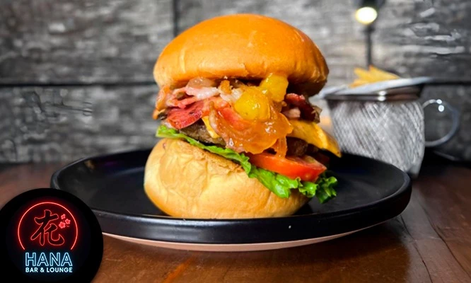 PARA 2: 2 deliciosas hamburguesas + papas y 2 cervezas artesanales o 2 gaseosas