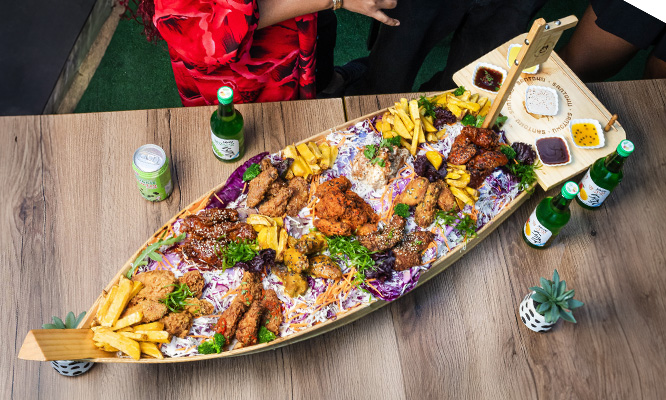 Barco de 25 o 50 alitas en sabores a elección + papas + salsas  para recojo o delivery con Santoku Sushi Bar