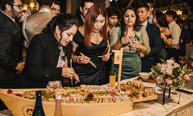 Barco de Makis de 60 o 120 cortes con sabores a elección para recojo o delivery con Santoku Sushi Bar