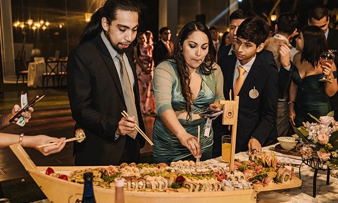 Barco de Makis de 60 o 120 cortes con sabores a elección para recojo o delivery con Santoku Sushi Bar