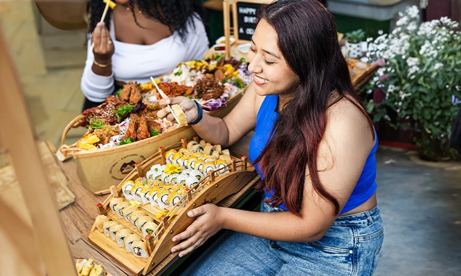 MAKIS: 2 tablas de makis de 12 cortes cada una  + 2 bebidas para 2 personas