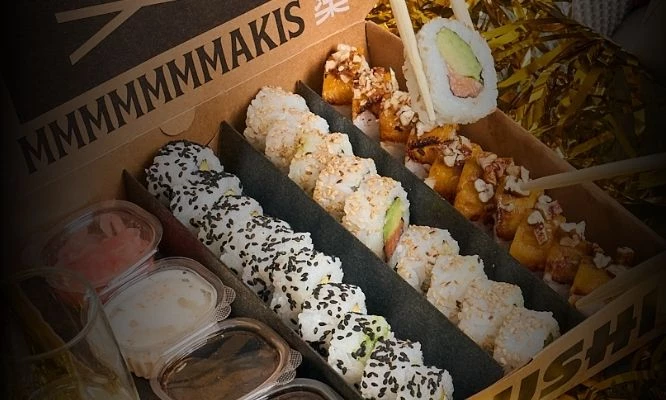 MAKIS:  30 makis + 2 gaseosas. Sabores a elección (consumo o recojo)