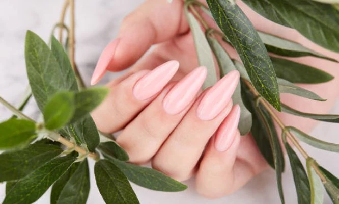 Manicure en acrílico.