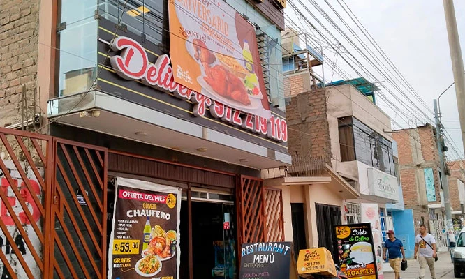Pollo a la leña, papa, ensalada y cremas + 1 Gaseosa