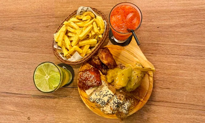 Disfruta  12 alitas, 24 alitas + papas andinas + 2  o 4 tragos