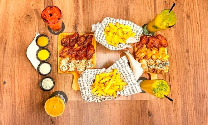 Disfruta  12 alitas, 24 alitas + papas andinas + 2  o 4 tragos