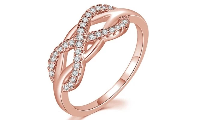 Anillo Amor Infinito, bañado en oro rosa 18KL con aplicación de zircones