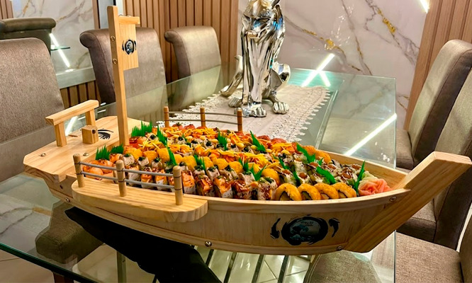 BARCO DE MAKIS: 100 cortes 10 sabores a eleccion en Sakumi Sushi Lima Norte