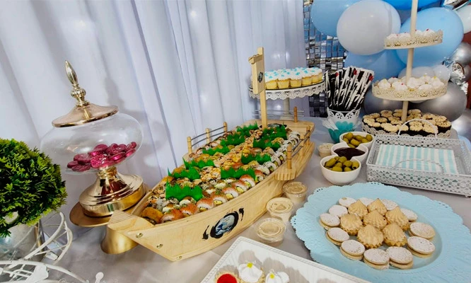 BARCO DE MAKIS: 100 cortes 10 sabores a eleccion en Sakumi Sushi Lima Norte