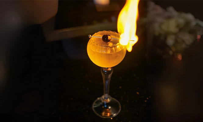 Ritual Black Birds , 2 tragos de autor +  2 Cocteles clásicos + Piqueo vive la experiencia de un bar oculto en el corazón de barranco