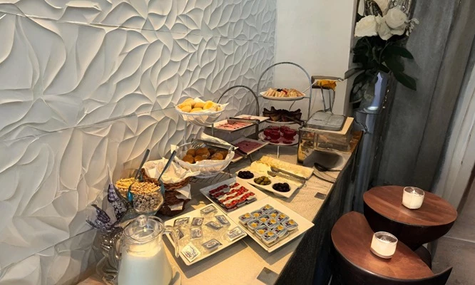 Desayuno Buffet Criollo de Lunes a Domingo en el Hotel las Lomas de San Borja.