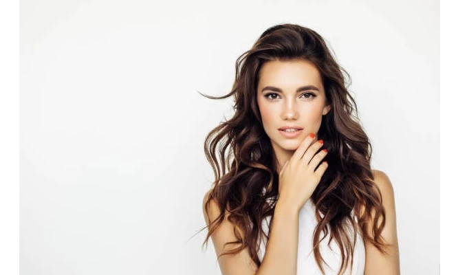 ¡Cambia de look! Tinte completo + iluminación y reacondicionamiento.