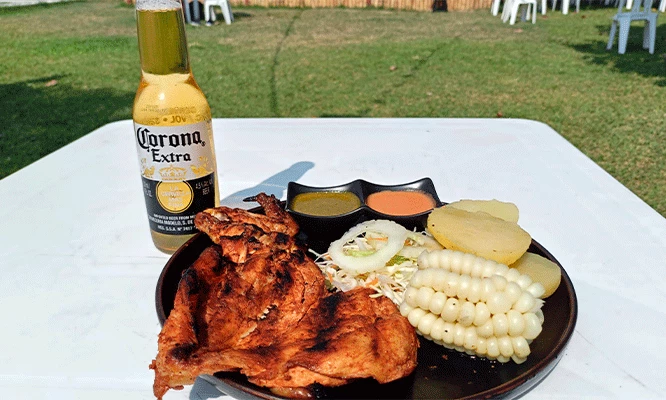Entrada piscina + 1/4 pollo a la brasa con papas fritas mas ensalada en Club Campestre Campo  y Sol.
