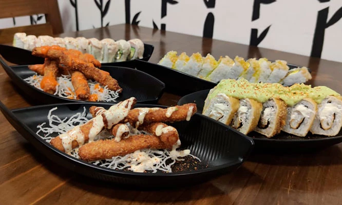 BARRA LIBRE DE MAKIS: tequeños cevichito +Makis+ bebida + yakimeshi y  postre