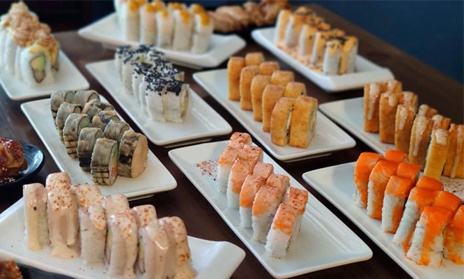 MAKIS: Tabla de 12 Makis + bebida personal. Sabores a elección