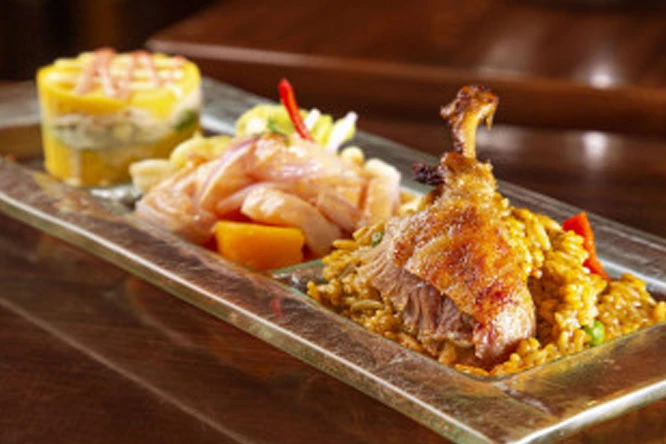 COMBINADO CRIOLLON para 2: Causita de pollo, Ceviche de pescado, Arroz con pato y más