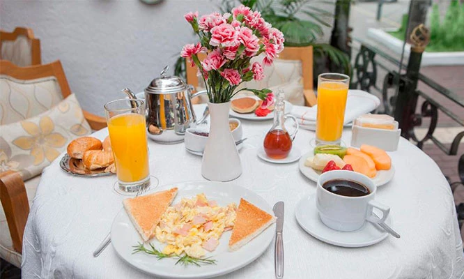 Desayuno Buffet: Estación de Panes, jugos, frutas, café, leche, miel de abeja y más en Restaurante Gracia del Hotel Antara -Miraflores